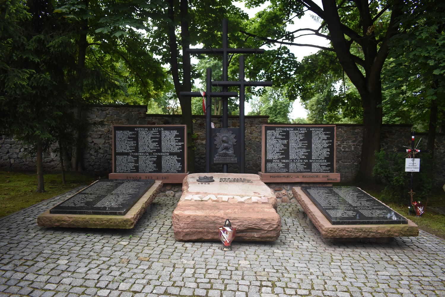 Pomnik Katyski na Cmentarzu Partyzanckim w Kielcach fot Dariusz Skrzyniarz