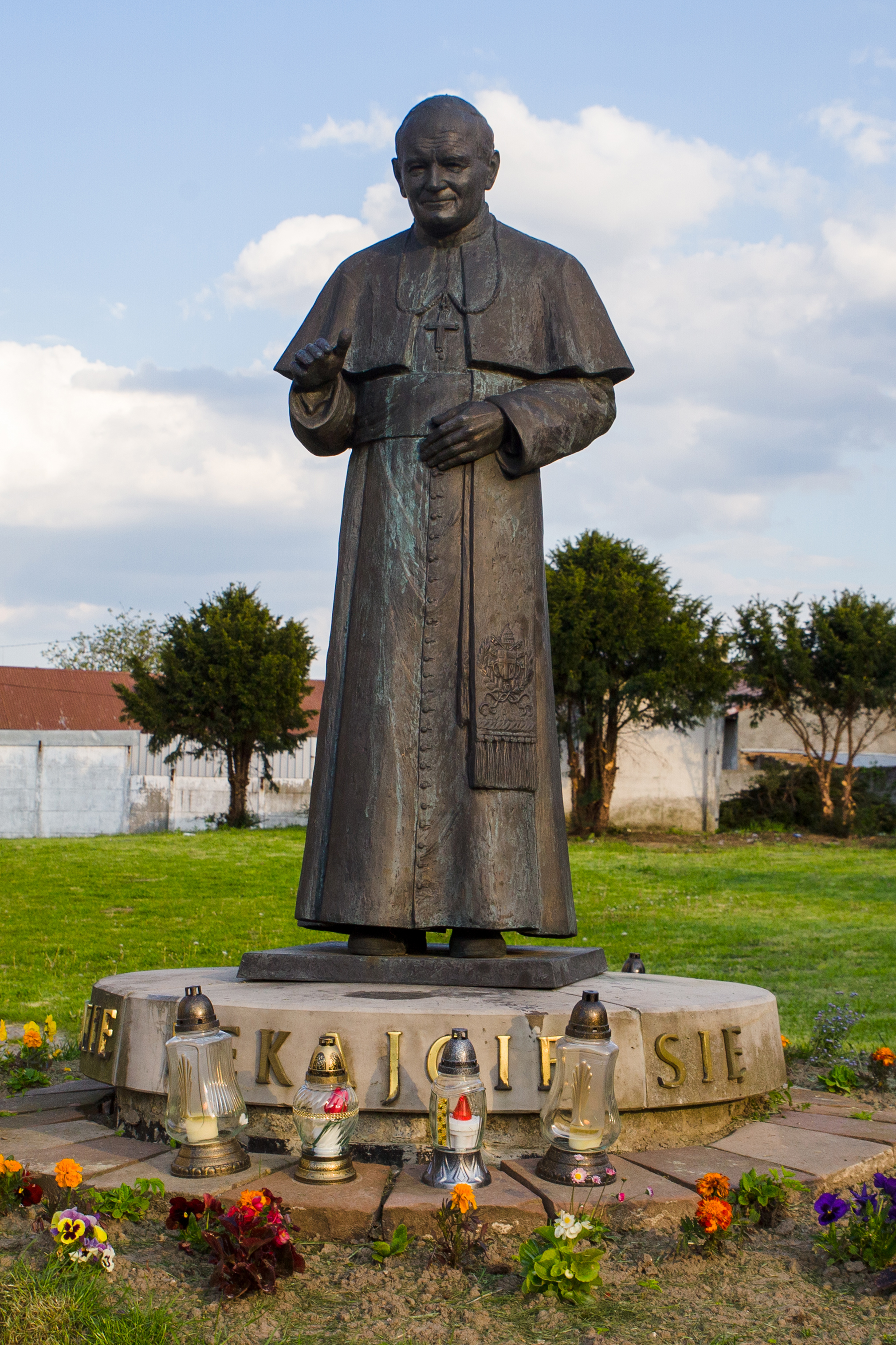 Pomnik Papiea Jana Pawa II w Bodzentynie fot Tomasz Ffara